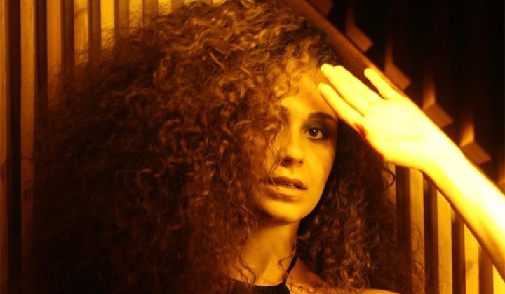 Ezgi Alaş yeni projeler için imza attı