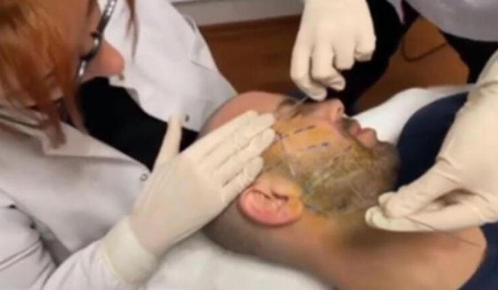 Berksan Fransız askısı yaptırdı ve o anları paylaştı