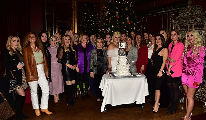 Hilal Kallıkçı hem yeni yaşını hem de yeni yılı dostlarıyla kutladı