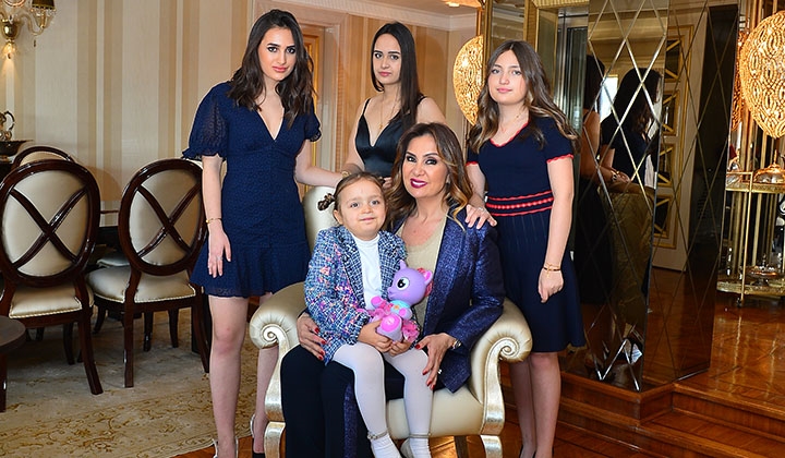 Esra Öztürk’ten Quality’e Anneler Günü’ne özel mutluluk pozu