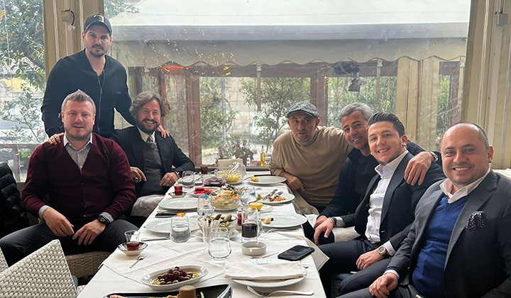 Hakan Sertbakan dostlarını akşam yemeğinde ağırladı