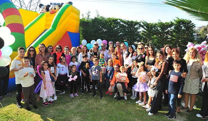 Oğuz Vural’ın oğlu Rüzgar Oğuz Vural, TikTok ve Lego temalı pastasını hayranı olduğu TikTok fenomeniyle kesti
