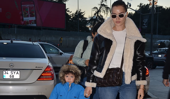 Fahriye Evcen oğlu Karan ile el ele alışveriş turunda