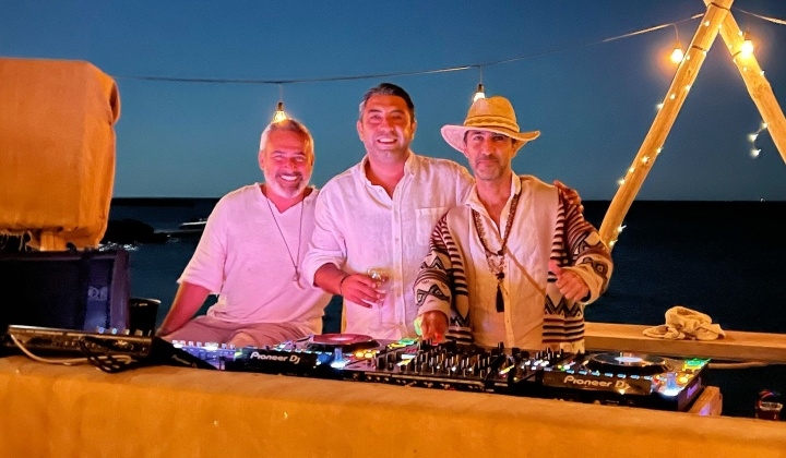 Serdar Mercan Çeşme’de yorgunluk atıyor