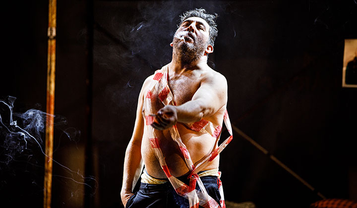 Emre Kınay’ın yeni oyunu Irgat’a alkış yağmuru