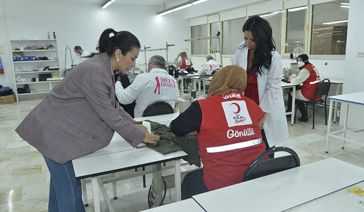 Atıklardan yapılan kıyafetler kız çocuklarına umut olacak