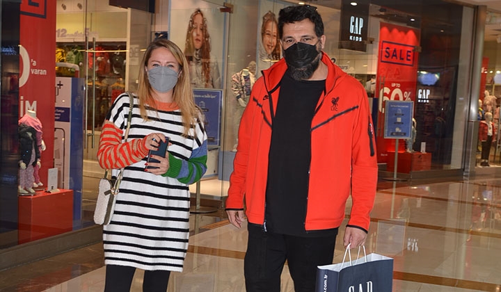 Bülent İnal eşi Melis Tüysüz ile alışveriş turunda