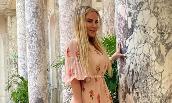 Aslı Aydın, LV davetinden özel tasarım çanta aldı