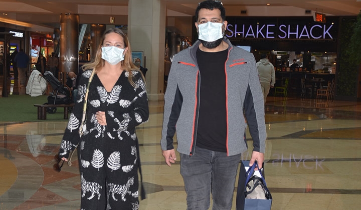 Bülent İnal eşi Melis Tüysüz ile sabah alışverişinde