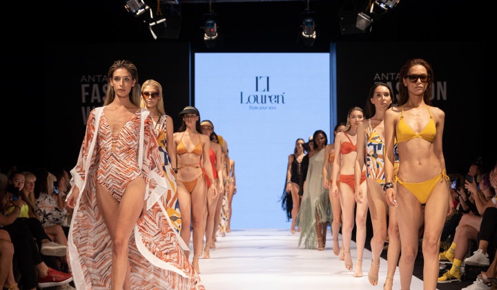 Antalya’da sezonsuz moda rüzgarı esti