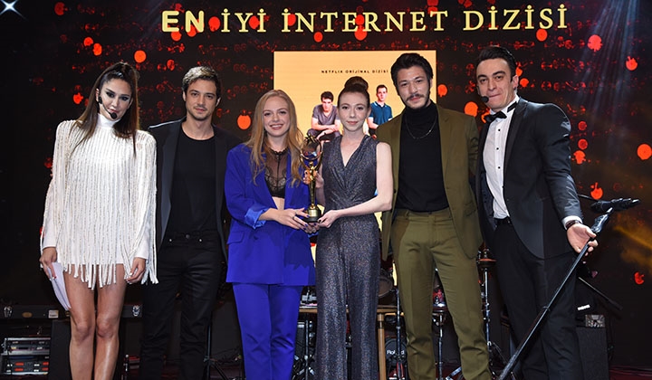 TV Yıldızları Ayaklı Gazete Ödülleri sahiplerini buldu