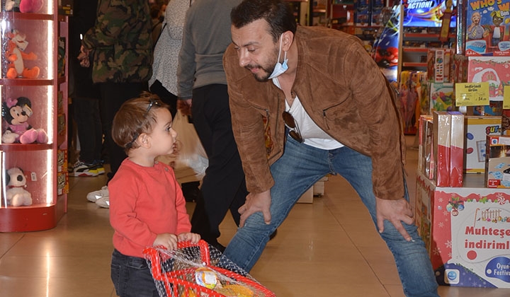 Ali Atay oğlu Fikret ile alışveriş turunda