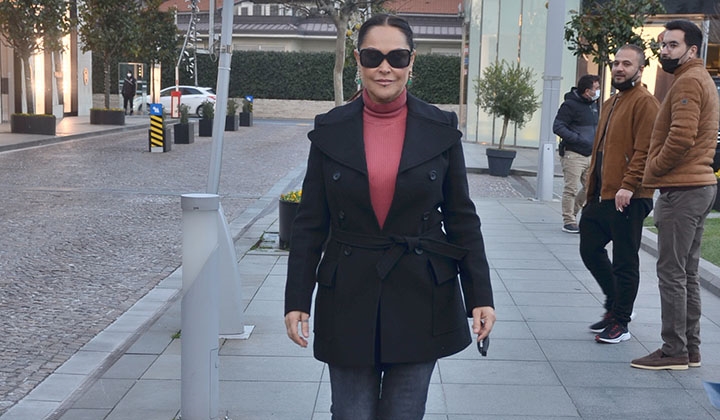 Hülya Avşar ünlü mağazaları dolaştı