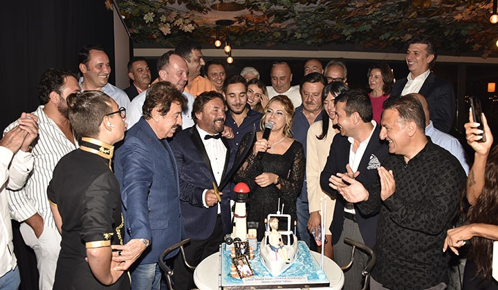 50. yaş pastasını ailesi ve dostları ile birlikte kesen iş Tamer Köseoğlu’nun mutluluğu Quality sayfalarında