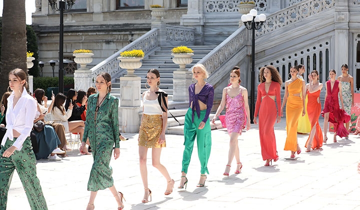 ADL Night Zoom Mert Aslan İlkbahar-Yaz 2022 Koleksiyon Defilesi moda severleri buluşturdu