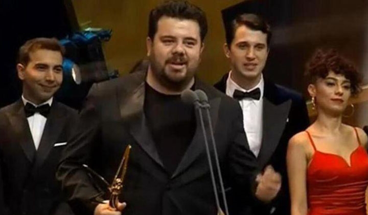 Eser Yenenler aldıkları ödülü Arif Güloğlu’na ithaf etti