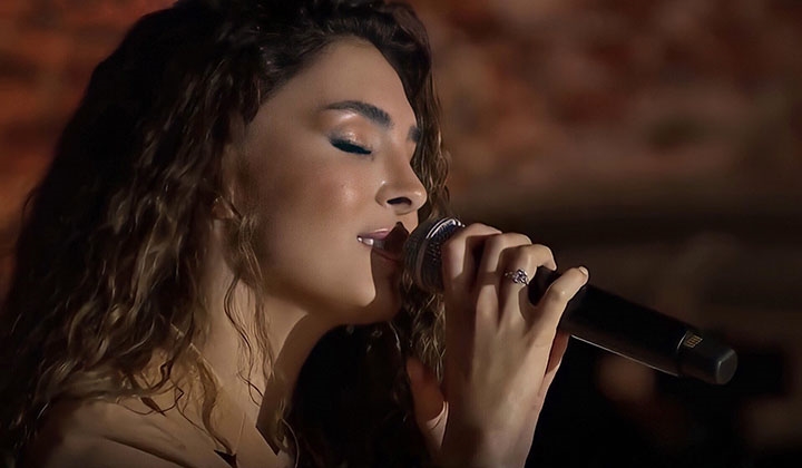 Ebru Şahin bu kez sesiyle büyüledi