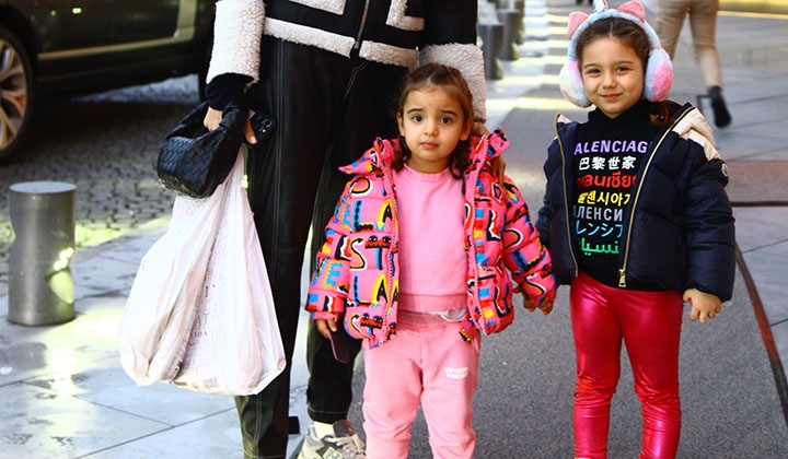 Özlem Ada şahin kızları ile alışveriş turunda