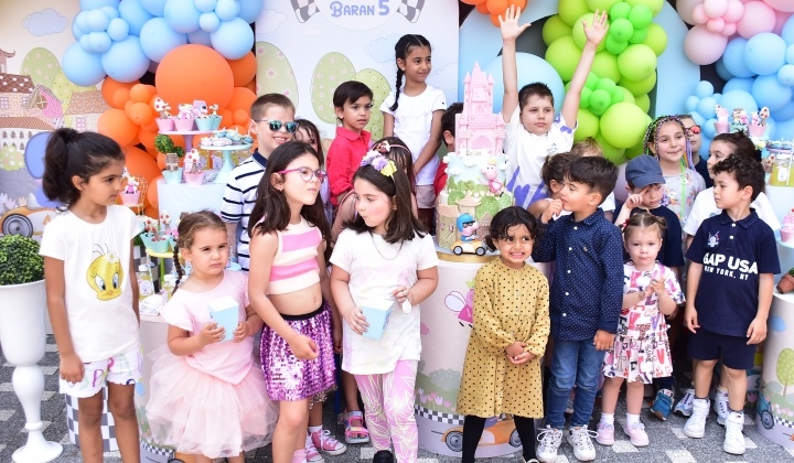 Ahmet-Pınar Karaçöl Çiftinden çocuklarına sürpriz parti