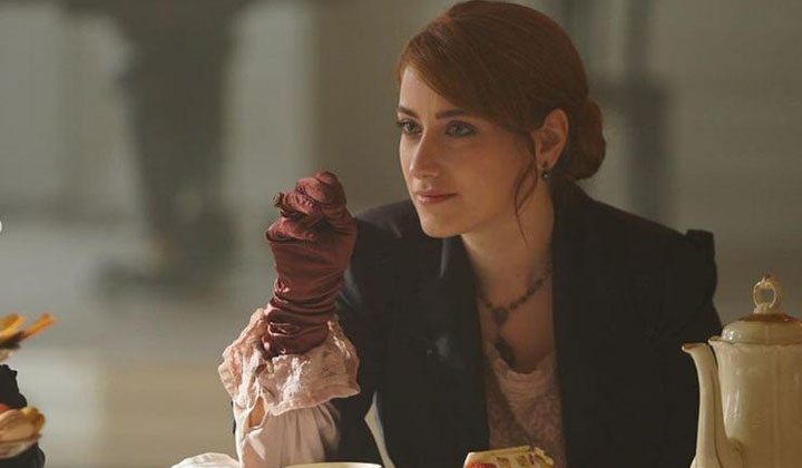 Hazal Kaya’nın pozları sosyal medyayı salladı